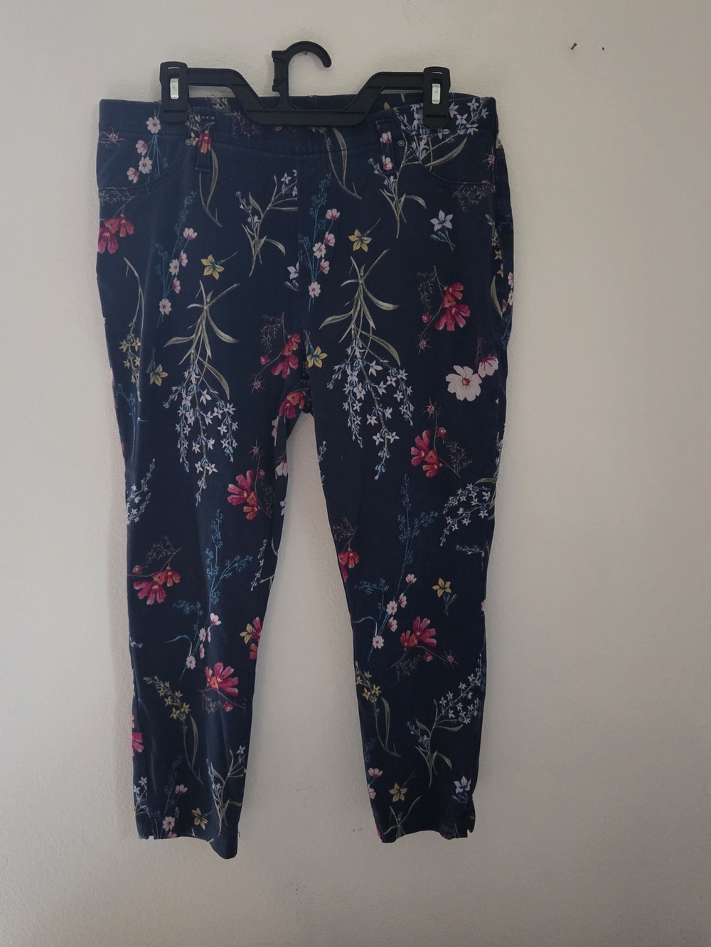 Time And Tru Pants L Large Capri pants Floral Belt Loop Pull on Blue Stretch 12